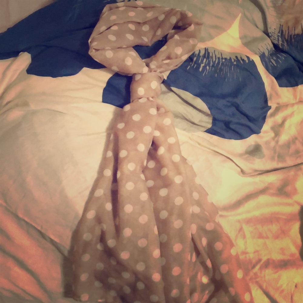 Polka dot scarf !